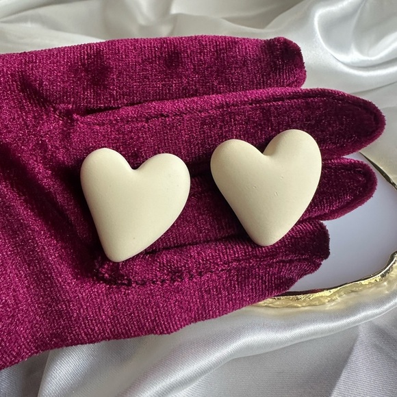 Cream Heart Earrings - Picture 3 of 10